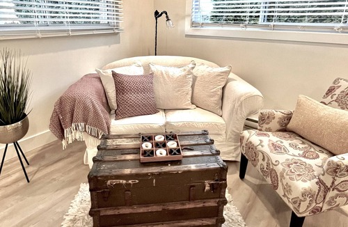 Colwood House | Cute and Cozy, Walking distance to Gorgeous Beach or Beautiful Forest Walk!