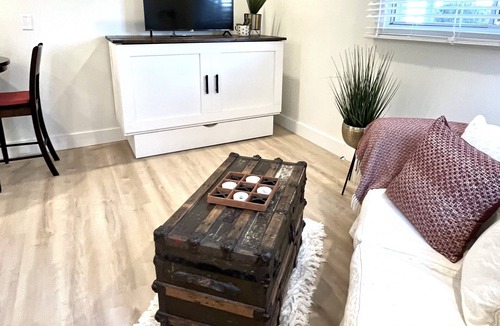 Colwood House | Cute and Cozy, Walking distance to Gorgeous Beach or Beautiful Forest Walk!