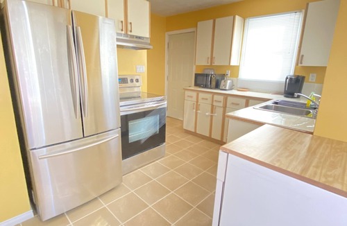 Innisfil Cottage | Cute family cottage getaway near Lake Simcoe!