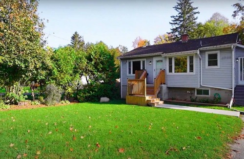Innisfil Cottage | Cute family cottage getaway near Lake Simcoe!