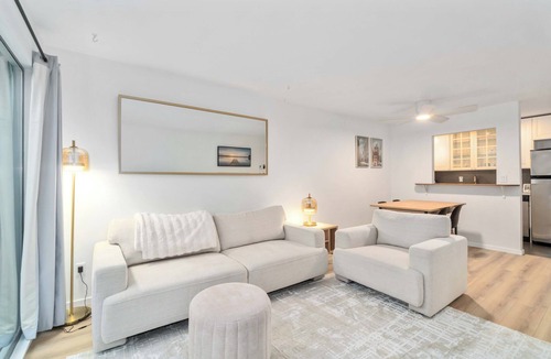 Kitsilano Apartment | D13 - Stylish 1-bedroom suite in the heart of Kitsilano