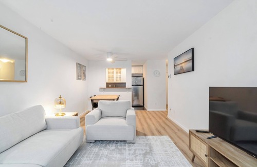 Kitsilano Apartment | D13 - Stylish 1-bedroom suite in the heart of Kitsilano