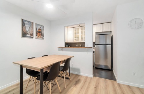 Kitsilano Apartment | D13 - Stylish 1-bedroom suite in the heart of Kitsilano
