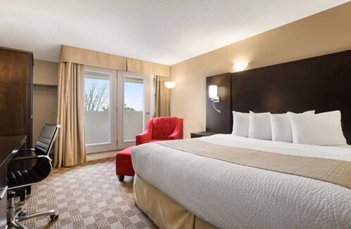 North Bay Hotel | Days Inn & Suites by Wyndham North Bay Downtown