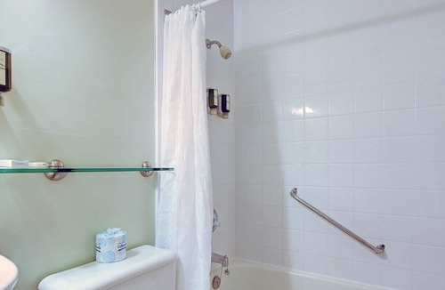 Sutton Apartment | Dazzling waterfront suite at Jackson point (Lakeside)