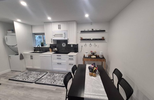 Dollarton House | Deep Cove - 2BR Near Ocean, Trails, Skiing, Biking & Kayaking.