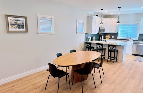 Langford House | Delightful 5 bed house with AC in charming Victoria, Solar Powered, Fenced Yard