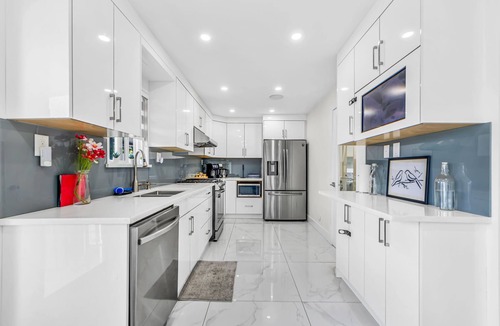 Delta House | Delta Modern 5 BR Home · Minutes to Vancouver & YVR