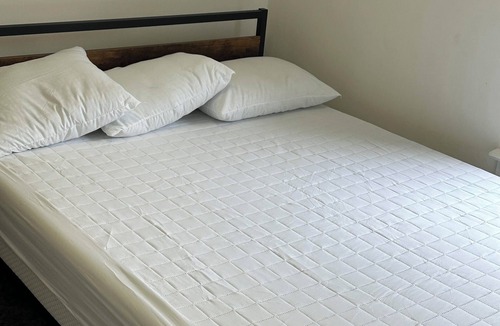 Mount Dennis Hotel | Deluxe Queen bed-size room in a Family house