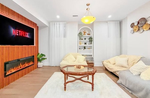 Oakville House | Designer 4BR Basement Suite – Oakville Entire basement in Oakville, Canada