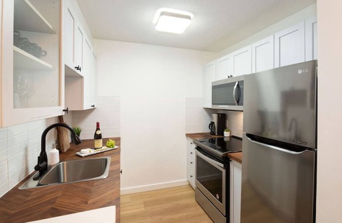 Whistler Cay Heights Villa | Designer home - A/C, pool, hot tub & free parking
