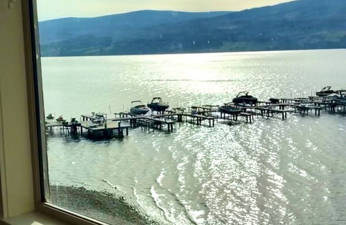 Westbank Condo | Direct Lakefront 3 bdrm, Beach, Heated Pool, Hot Tub, Gym, Marina, Wine Trails