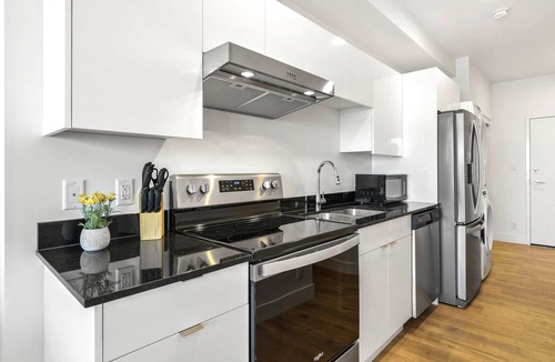 City Centre Apartment | Divine King Suite | Heart of Downtown | Patio View