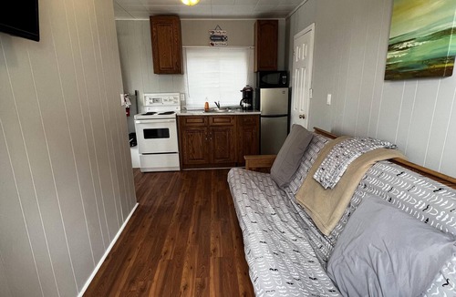 Wasaga Beach Cottage | Dock Life Beach 1 - Cottage 12, Riverview, 1 Bedroom, 3 min walk to Beach 1
