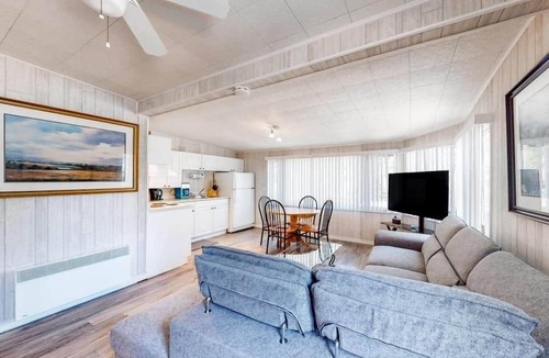 Wasaga Beach House | Dockhouse at Evergreen Resort in Wasaga Beach