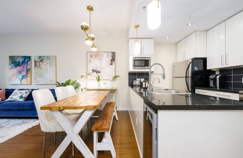 Crosstown House | Downtown 3Beds/2.5Bath Private-Entry Urban Townhome