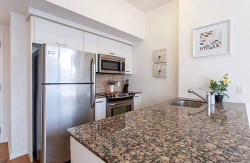 Bay Cloverhill Condo | Downtown Core Bay St Luxury Condo w/High Floor| Ideal for Monthly Rentals