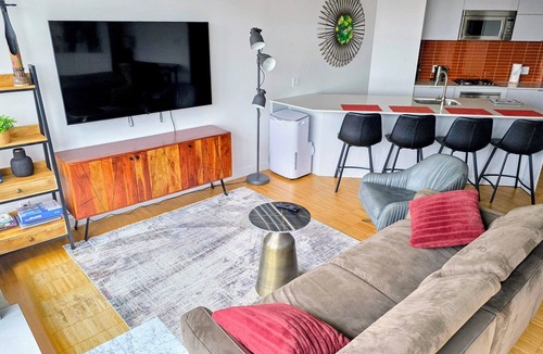 Gastown Apartment | Downtown Escape – Walk to Cruise Ships & BC Place | 3 Comfy Beds