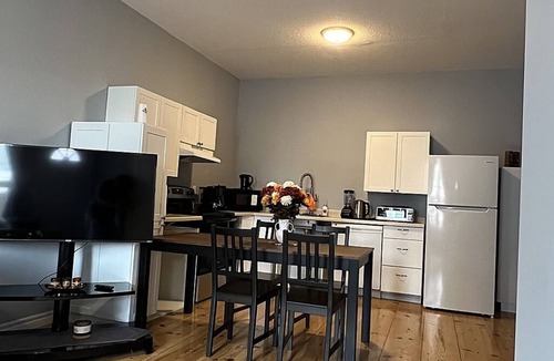London Apartment | Downtown, Free EV Charger, Parking & Laundry