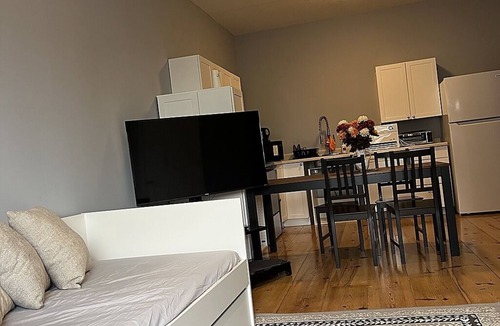 London Apartment | Downtown, Free EV Charger, Parking & Laundry