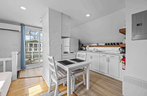 Queens Square Apartment | Downtown King Suite Sanctuary 2 Min to Waterfront