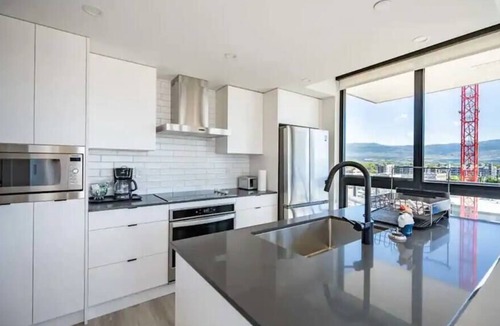 Downtown Kelowna Apartment | Downtown Lake-view 2 bedroom condo in Kelowna!