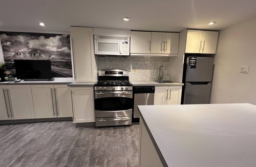 Leslieville House | Downtown Modern Newly Renovated 1Bedroom- Wifi, Transit, Walkable-LESLIEVILLE