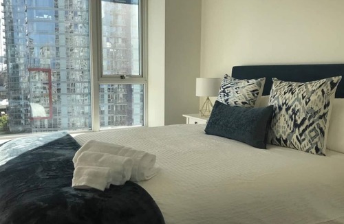 Crosstown Apartment | ★Downtown/RogersArena★✓Parking ✓Pool ✓Hot-tub ✓Gym