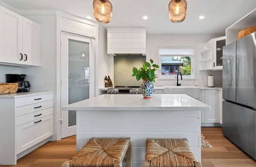 Tofino House | Downtown Tofino Bungalow-Tonquin,Restaurants,Tours