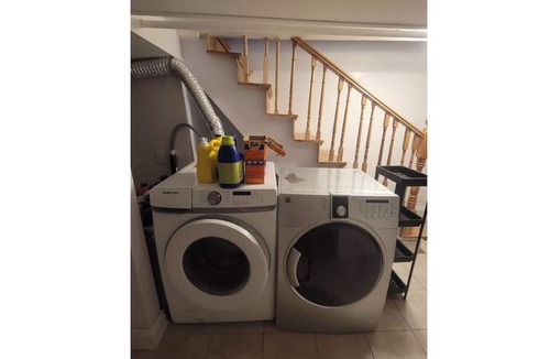 Trinity - Bellwoods House | Downtown toronto Bathurst/Dundas 6 bed 2 bath unit near grocery & public transit