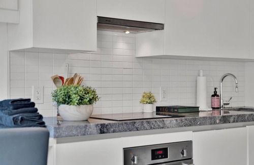 Wellington Place Condo | Downtown Toronto Luxury 1BR on King St West - Entertainment District!