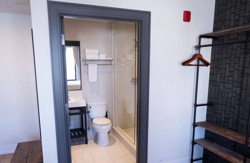Northeast Mississauga House | Dream Suites Boutique Hotel - Private Room in Mississauga