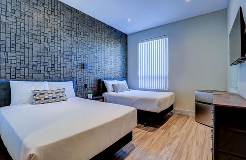 Northeast Mississauga Hotel | Dream Suites - Deluxe Family Suite