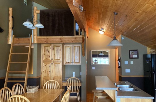Big White Ski Resort Ski Chalet | Dreamy Big White Chalet ski in/ski out with Hot Tub
