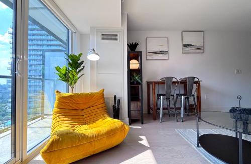 Bay Cloverhill Apartment | DT Cozy 1B1B with Den near UofT and Bay St