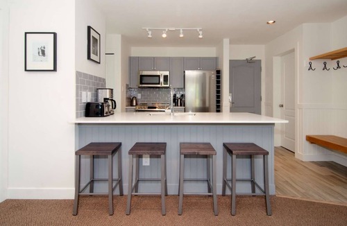 Village North Condo | Eagle Lodge 432 MOUNTAIN VIEWS + VILLAGE LOCATION! Professionally Managed + Cleaned