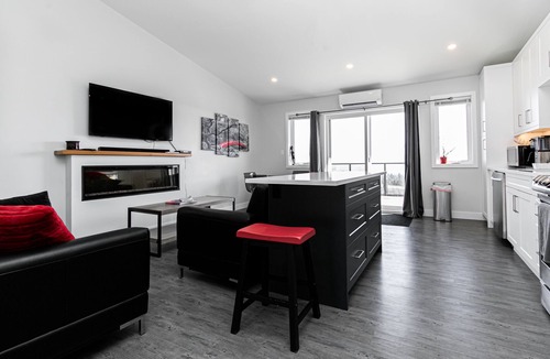 Victoria House | Eagle's View Penthouse: 180 degree unobstructed ocean and city views!
