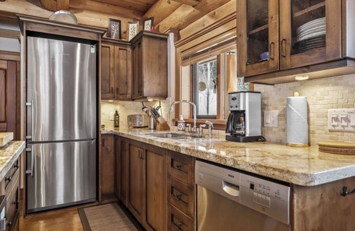 Fairways Ski Chalet | Eagle View Chalet: Spacious 3BDRM Chalet, Family Friendly w/Private Hot Tub
