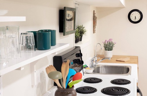 Blake - Jones Apartment | Earl Grey Gardens! Newly renovated near Greektown and The Beach