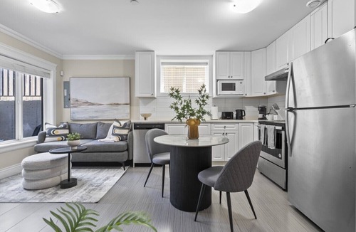 Fraserview House | East Van 1BD/1BA Basement Suite |Near Central Park
