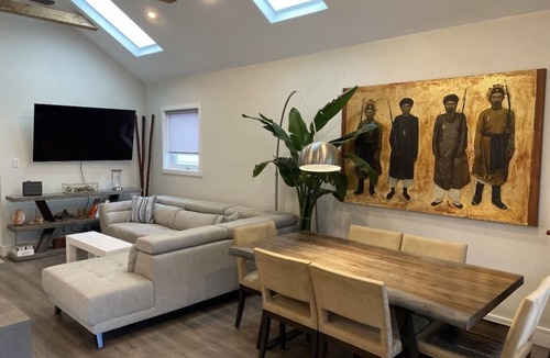 Toronto House | Elegant 2-Bedroom Bungalow with Outdoor Oasis and Modern Conveniences
