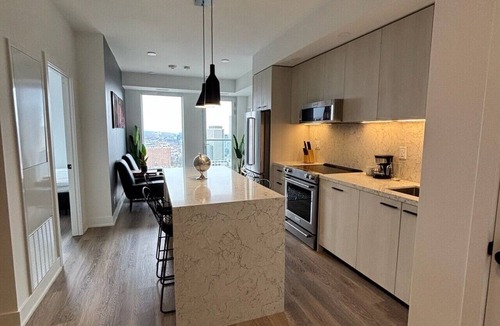 Downtown Toronto Apartment | Elegant 2 Bedroom Suite in Toronto | Elm Ledbury