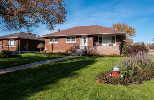 Niagara Falls House | Elegant 3BR, 2BH Retreat Minutes from the Falls