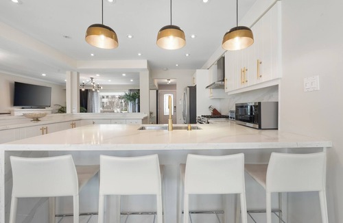 Richmond Hill House | Elegant 4 Bedroom & 3 Bathroom Bungalow Villa with Private Hot Tub