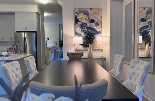 Gormley House | Elegant 8 Queen Beds Ivylea Estate, Richmond Hill