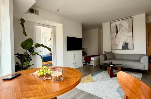 Bloor-Yorkville Apartment | Elegant and Charm Superior Suite Yorkville Toronto