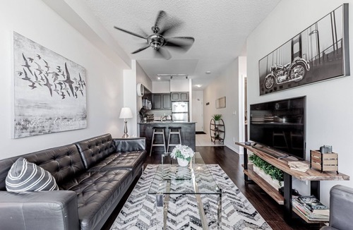 Fort York Apartment | Elegant Downtown Oasis with City and Lake Views Plus Parking!