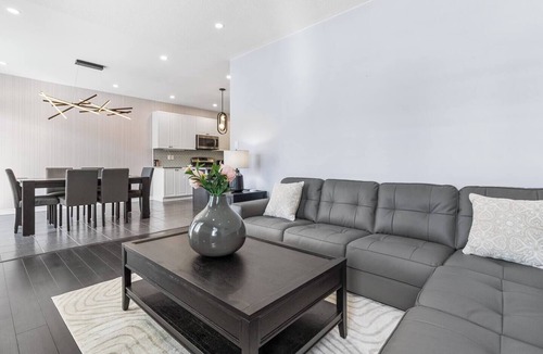 Virgil House | Elegant home with hot tub close to wineries, US border, shopping Niagara falls