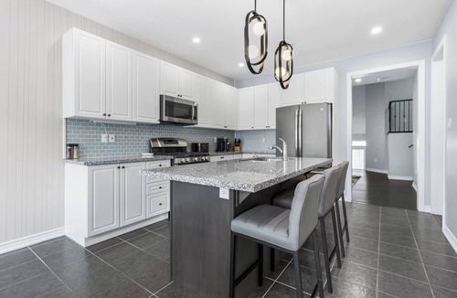 Virgil House | Elegant home with hot tub close to wineries, US border, shopping Niagara falls