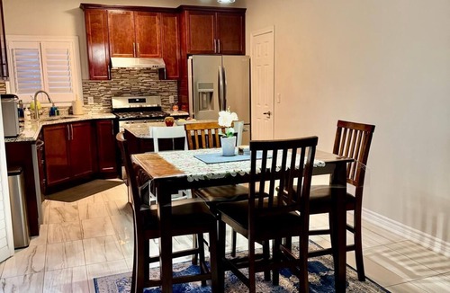 Mount Pleasant House | Elegant Spacious Retreat 15 mins from YYZ.